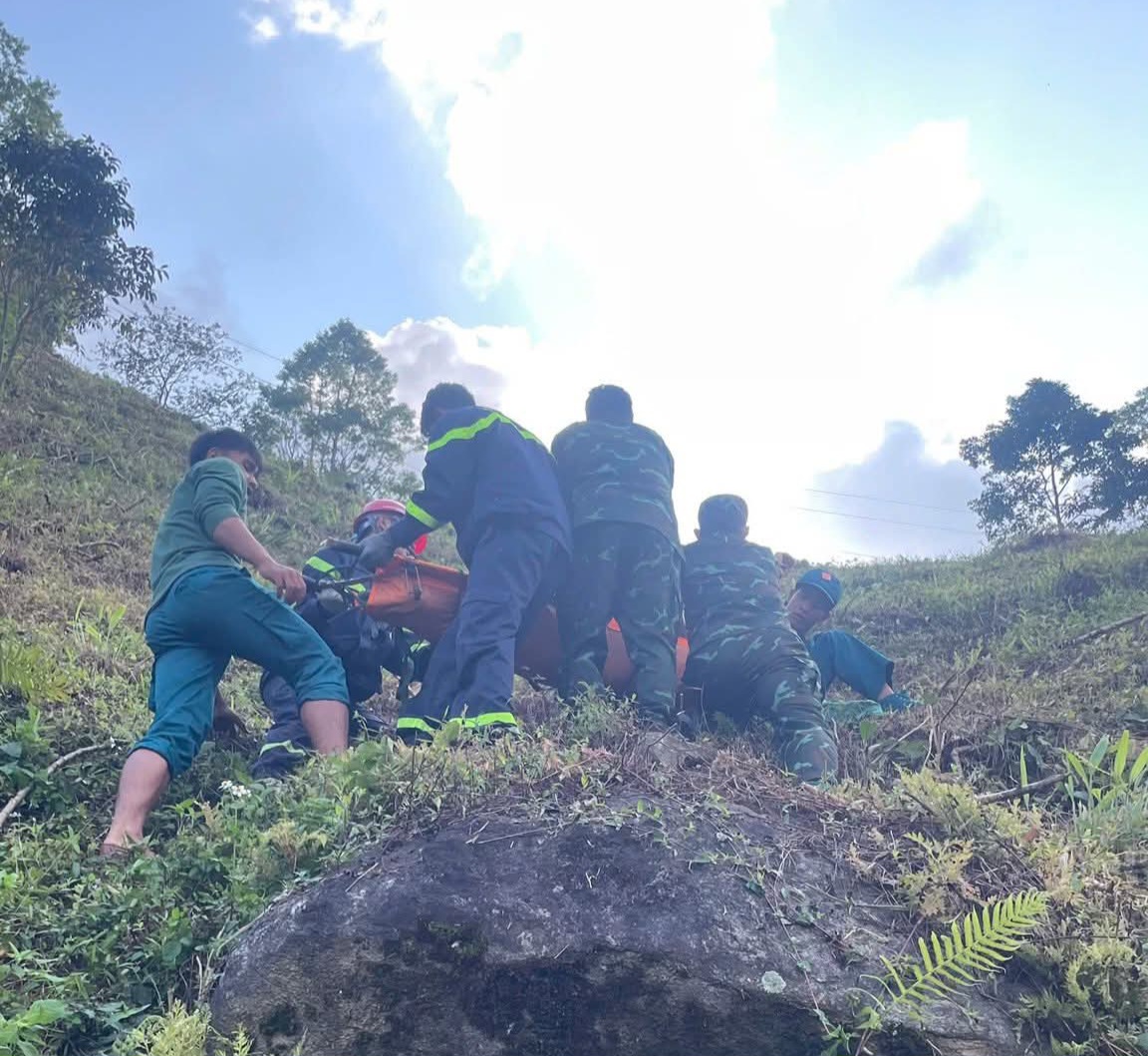 Xe tải lao xuống vực s&acirc;u 200m, phương tiện bị v&ograve; n&aacute;t, 3 người thương vong- Ảnh 4.