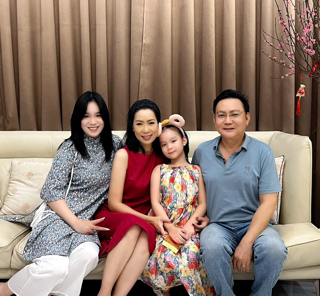 Á hậu đầu tiên của Việt Nam là NSND: Tuổi 55 học Tiến sĩ, được chồng đại gia hết lòng hậu thuẫn - Ảnh 8.