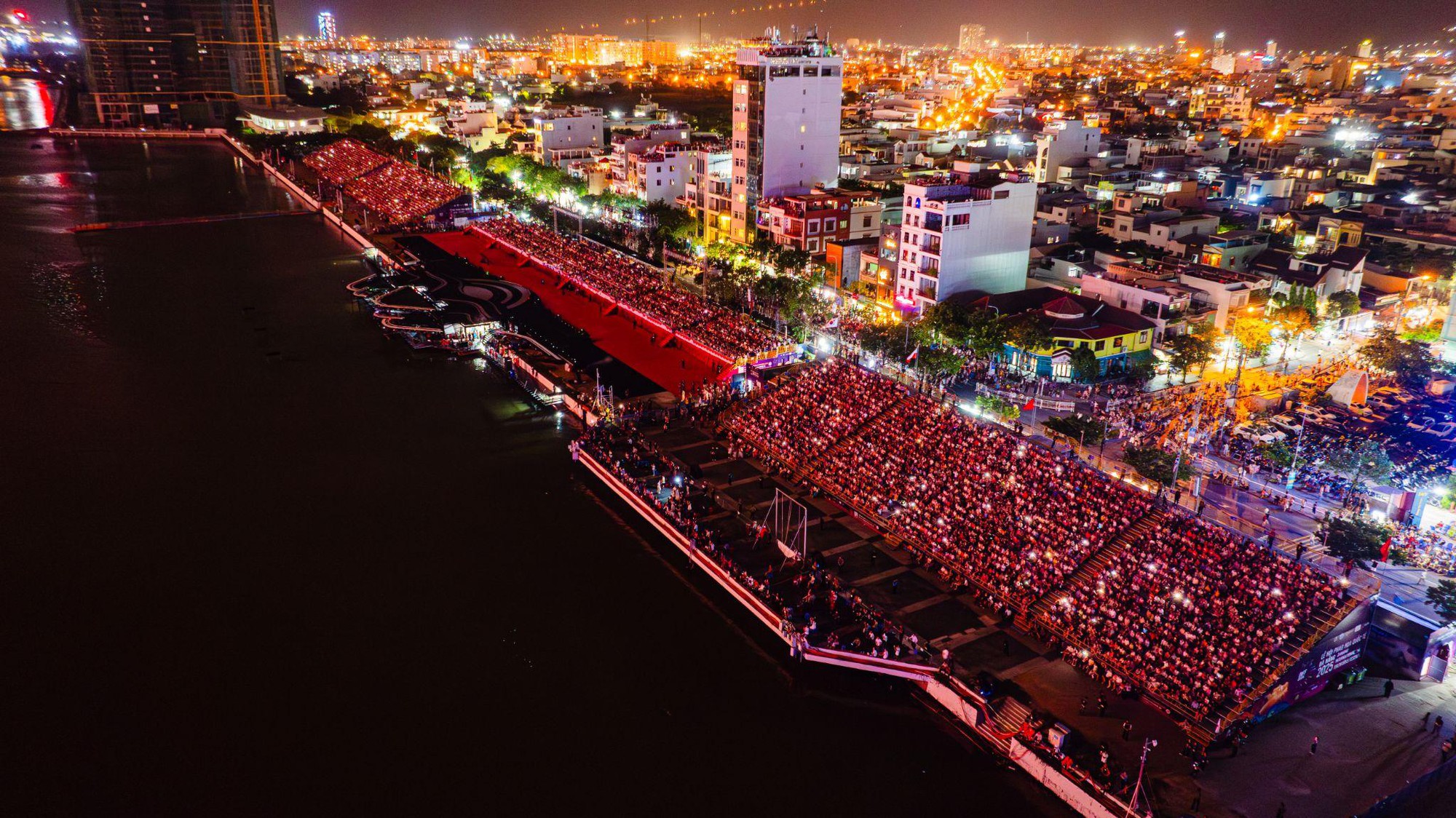 Sức n&oacute;ng của m&ugrave;a h&egrave; Đ&agrave; Nẵng đang tăng l&ecirc;n từng ng&agrave;y khi Ban tổ chức vừa ch&iacute;nh thức "tr&igrave;nh l&agrave;ng" bảng gi&aacute; v&eacute; DIFF 2026 h&ocirc;m ng&agrave;y 07/03/2026. - Ảnh 3.