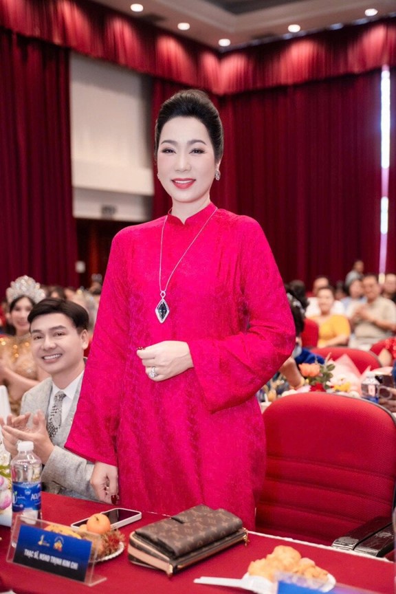 &Aacute; hậu đầu ti&ecirc;n của Việt Nam l&agrave; NSND: Tuổi 55 học Tiến sĩ, được chồng đại gia hết l&ograve;ng hậu thuẫn - Ảnh 2.