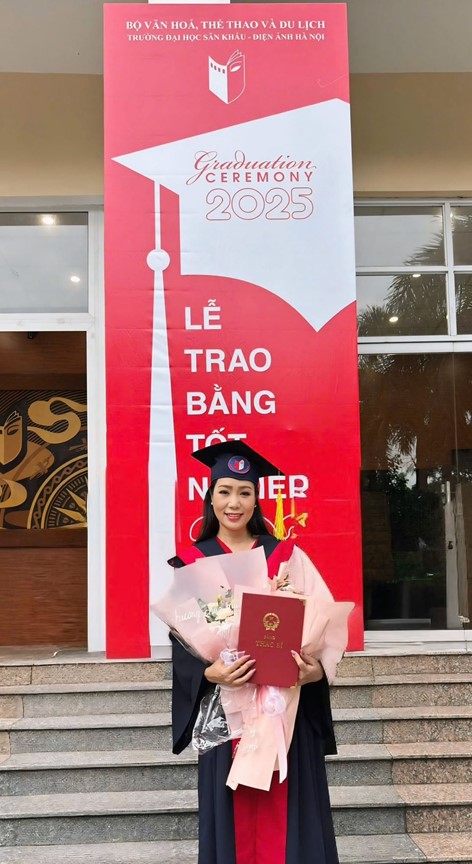 &Aacute; hậu đầu ti&ecirc;n của Việt Nam l&agrave; NSND: Tuổi 55 học Tiến sĩ, được chồng đại gia hết l&ograve;ng hậu thuẫn - Ảnh 3.