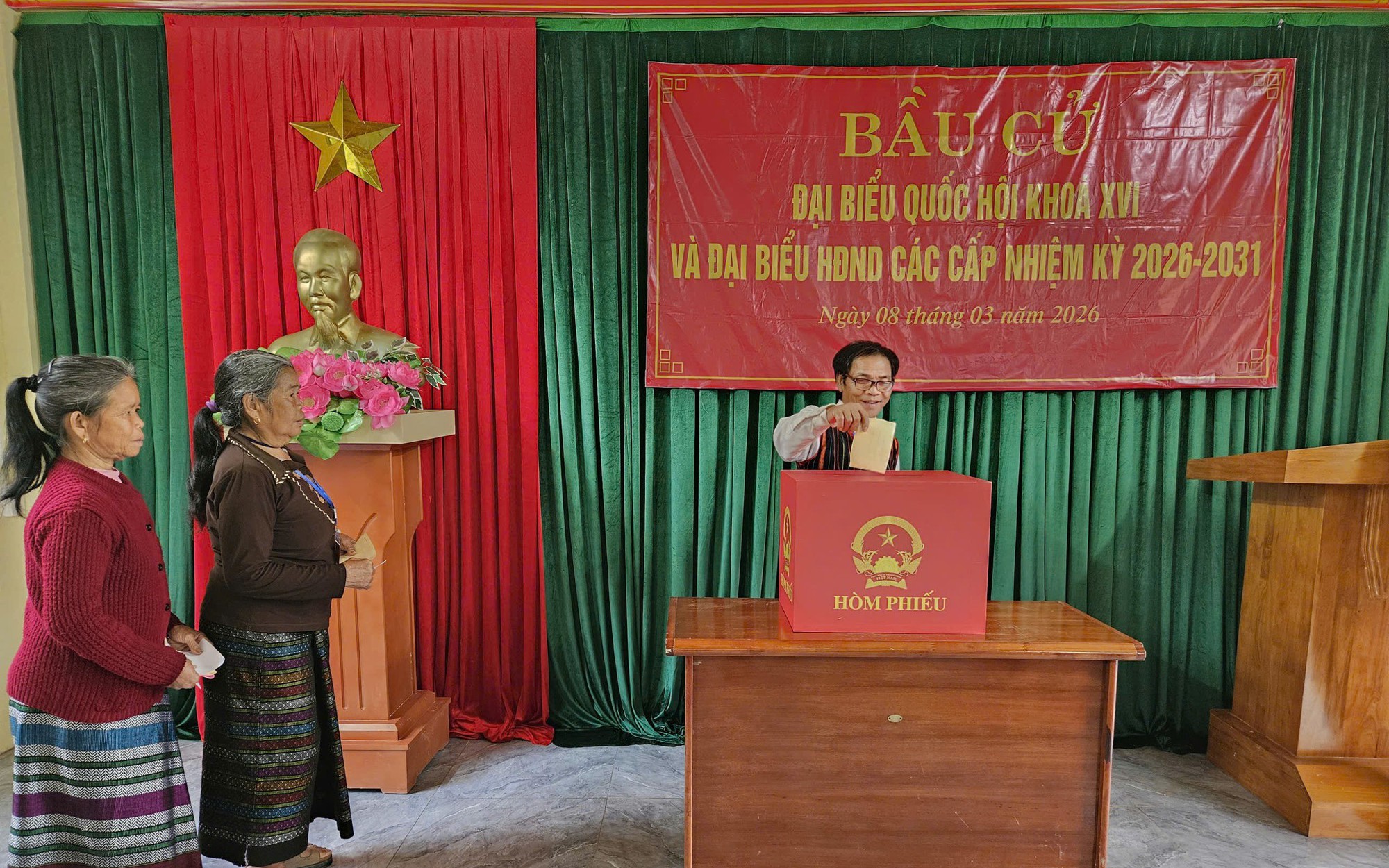 Đồng bào Bru-Vân Kiều vượt thác, băng rừng đi bầu cử sớm tại Quảng Trị