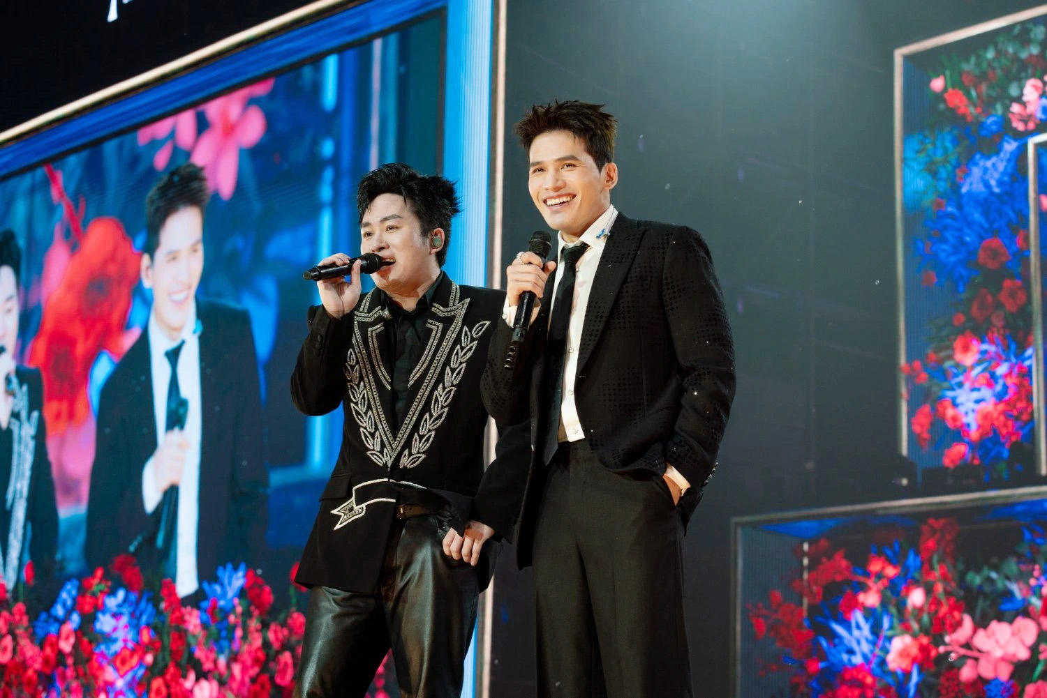 Ca sĩ Tùng Dương khiến khán giả bất ngờ khi vừa đu dây vừa hát nhạc remix- Ảnh 6. Ca sĩ Tùng Dương khiến khán giả bất ngờ khi vừa đu dây vừa hát nhạc remix- Ảnh 6.