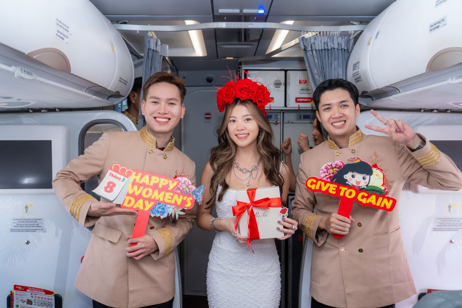 Bay cùng Vietjet ngày 8/3: Khoang máy bay rộn ràng với hoa hồng, quà tặng và mini game trúng 1 chỉ vàng - Ảnh 1.