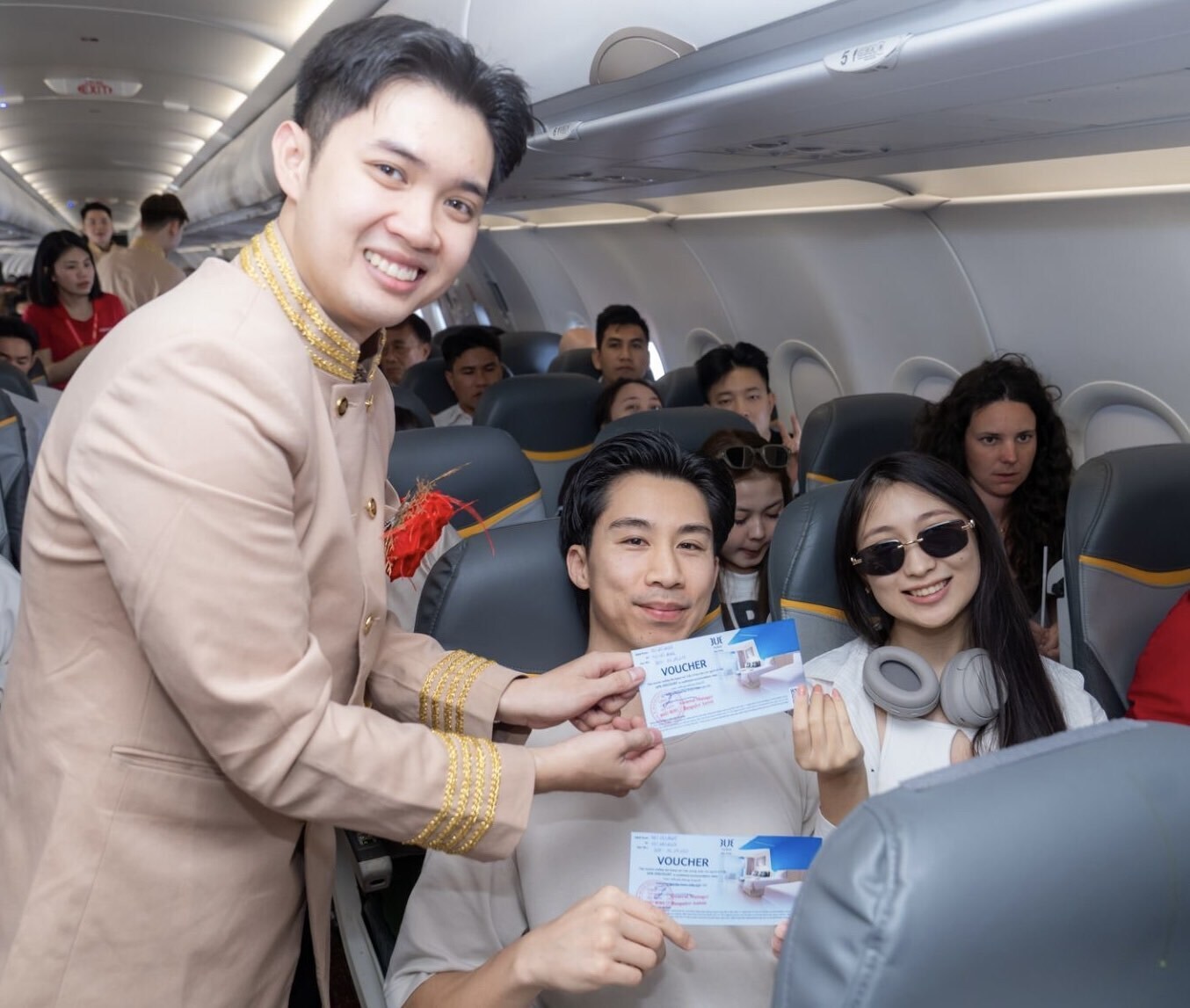 Bay cùng Vietjet ngày 8/3: Khoang máy bay rộn ràng với hoa hồng, quà tặng và mini game trúng 1 chỉ vàng - Ảnh 10.