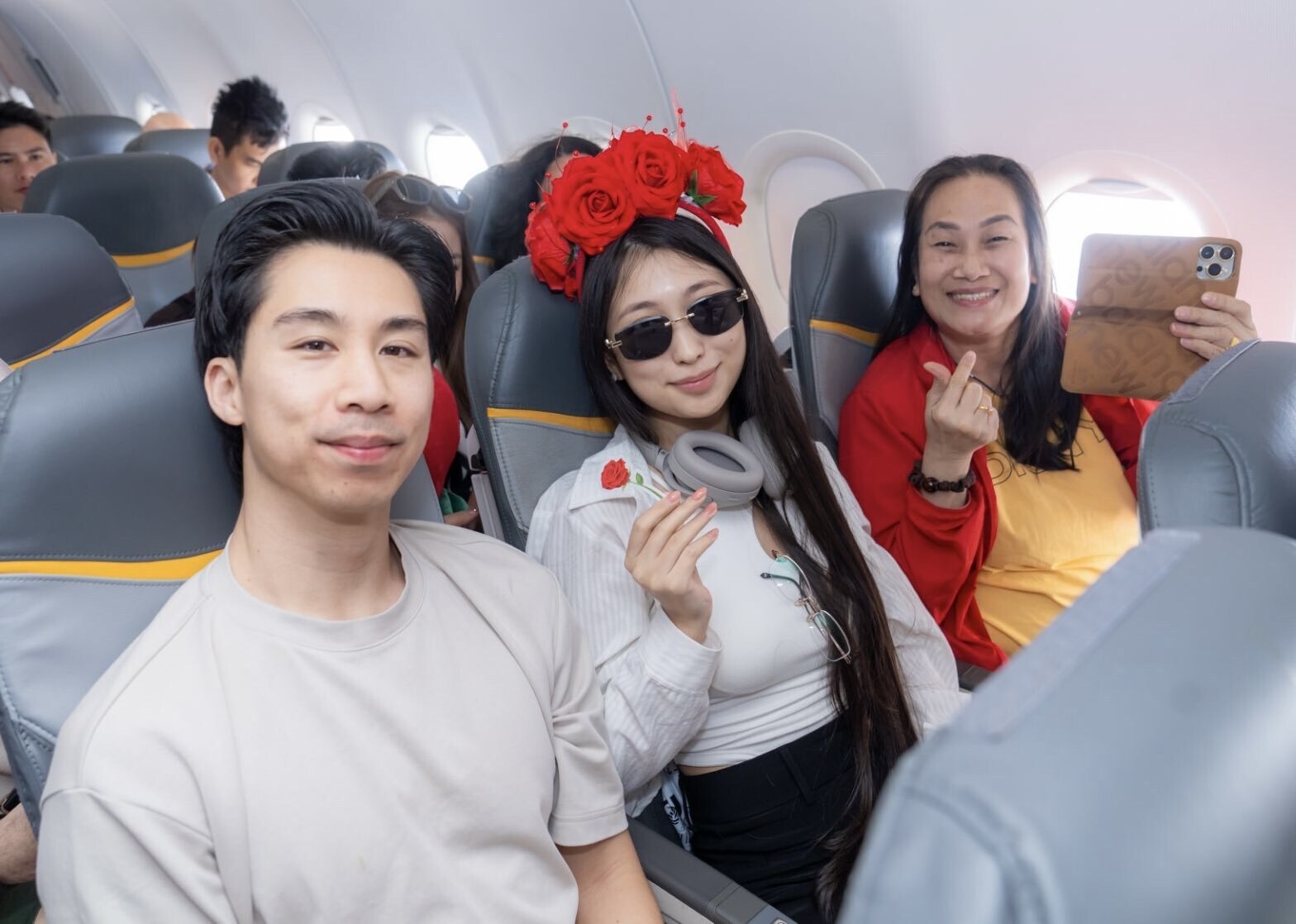 Bay cùng Vietjet ngày 8/3: Khoang máy bay rộn ràng với hoa hồng, quà tặng và mini game trúng 1 chỉ vàng - Ảnh 11.