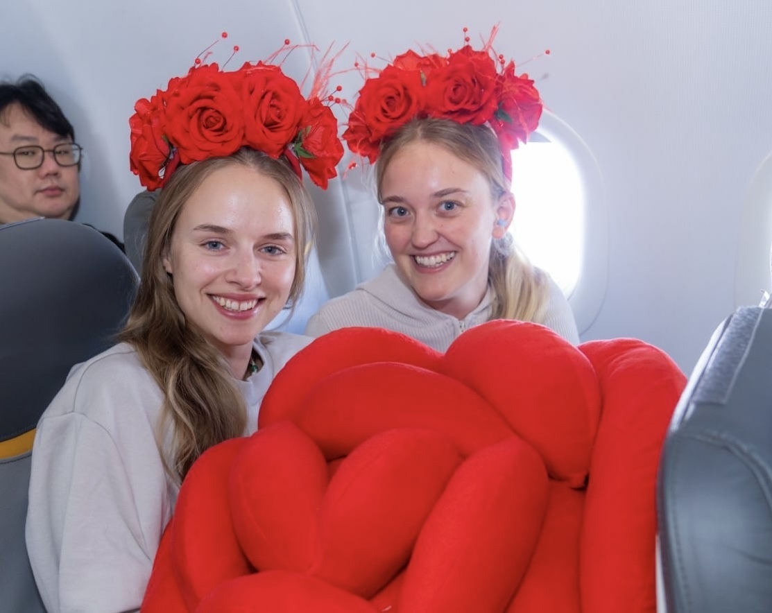 Bay cùng Vietjet ngày 8/3: Khoang máy bay rộn ràng với hoa hồng, quà tặng và mini game trúng 1 chỉ vàng - Ảnh 12.