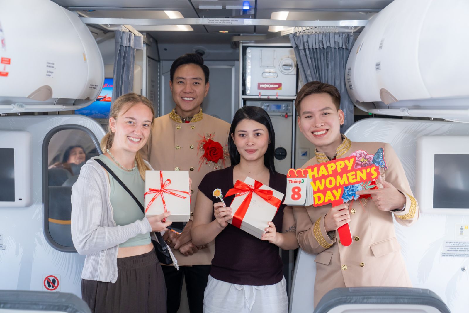 Bay cùng Vietjet ngày 8/3: Khoang máy bay rộn ràng với hoa hồng, quà tặng và mini game trúng 1 chỉ vàng - Ảnh 2.