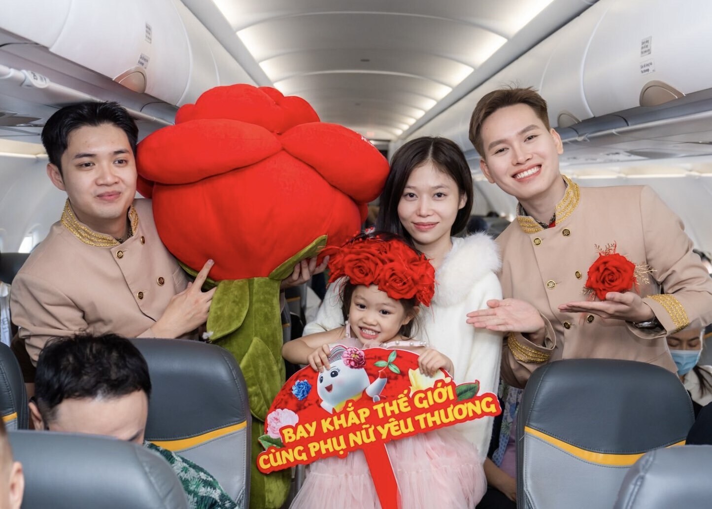 Bay cùng Vietjet ngày 8/3: Khoang máy bay rộn ràng với hoa hồng, quà tặng và mini game trúng 1 chỉ vàng - Ảnh 3.