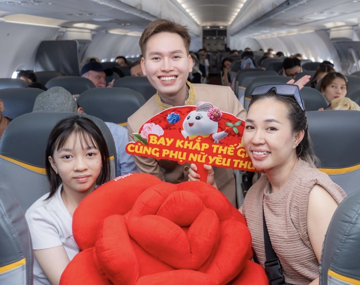 Bay cùng Vietjet ngày 8/3: Khoang máy bay rộn ràng với hoa hồng, quà tặng và mini game trúng 1 chỉ vàng - Ảnh 4.