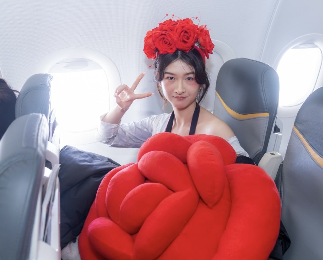 Bay cùng Vietjet ngày 8/3: Khoang máy bay rộn ràng với hoa hồng, quà tặng và mini game trúng 1 chỉ vàng - Ảnh 5.