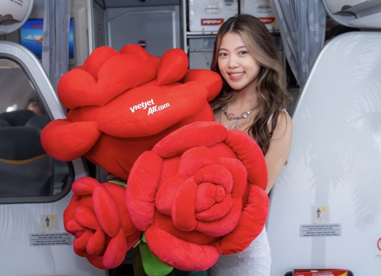 Bay cùng Vietjet ngày 8/3: Khoang máy bay rộn ràng với hoa hồng, quà tặng và mini game trúng 1 chỉ vàng - Ảnh 6.