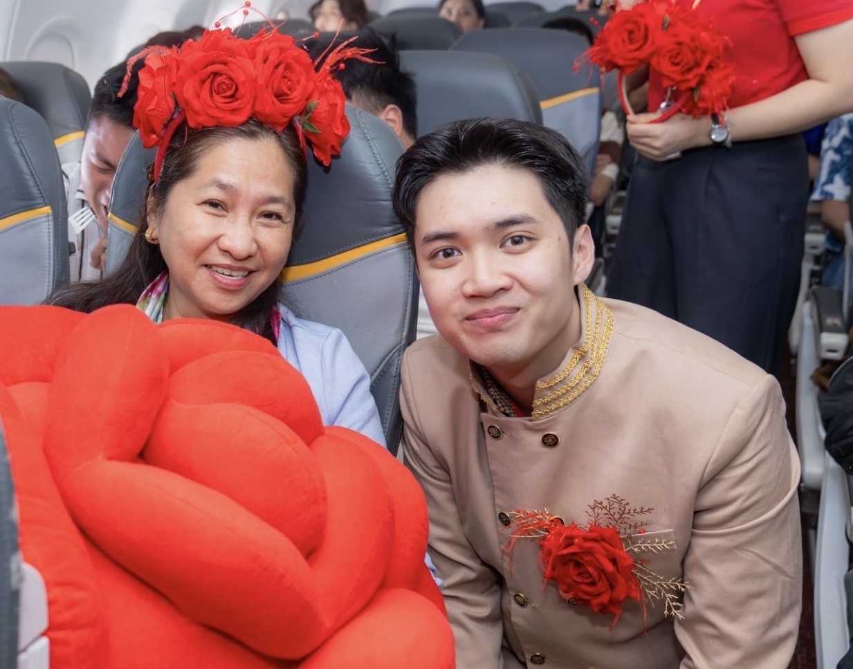 Bay cùng Vietjet ngày 8/3: Khoang máy bay rộn ràng với hoa hồng, quà tặng và mini game trúng 1 chỉ vàng - Ảnh 9.