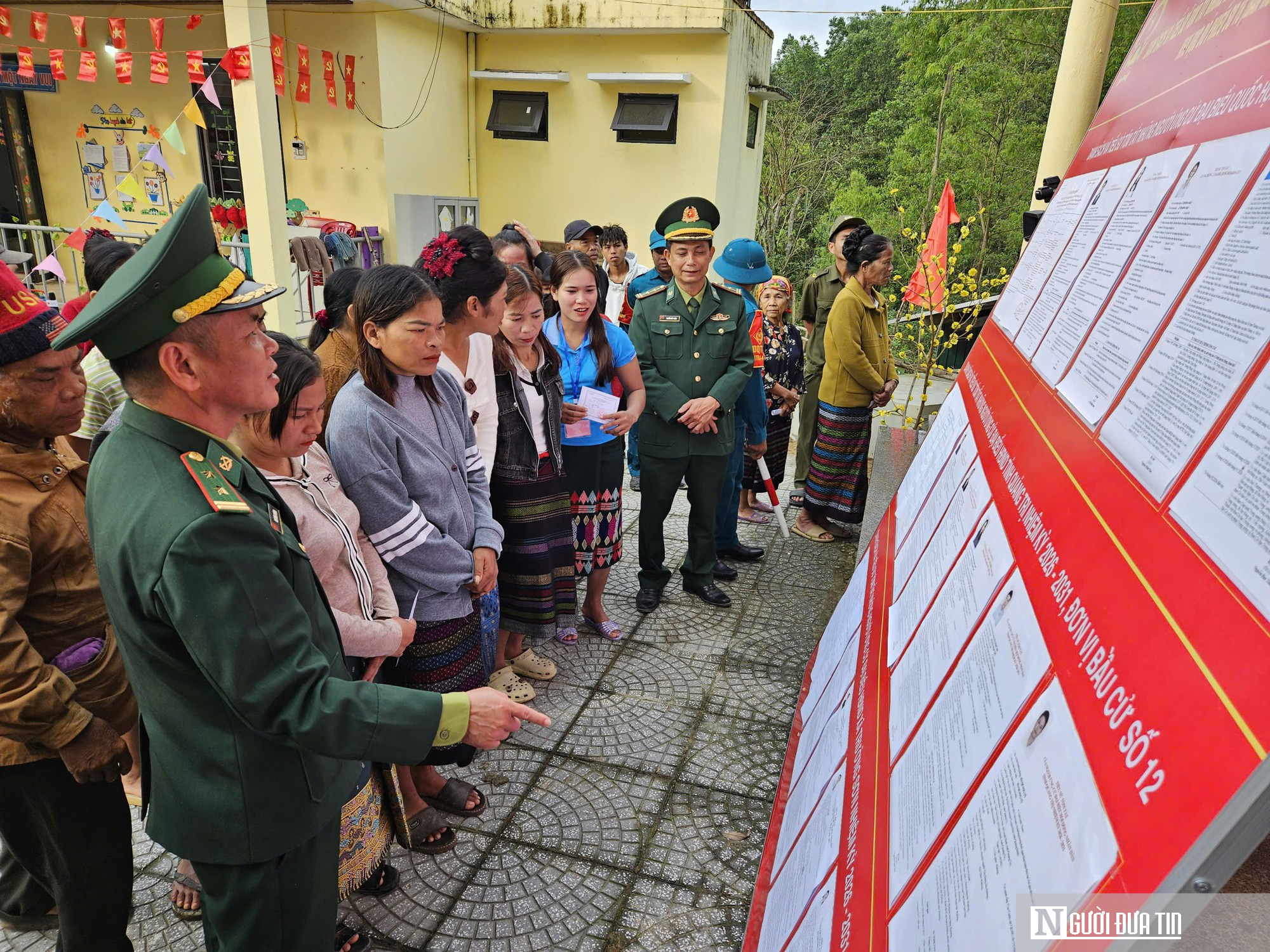 Người d&acirc;n x&atilde; miền n&uacute;i Quảng Trị băng rừng vượt th&aacute;c đi bầu cử sớm- Ảnh 2.