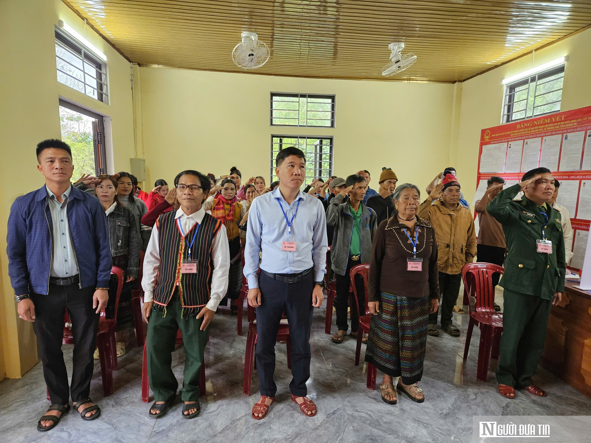 Người d&acirc;n x&atilde; miền n&uacute;i Quảng Trị băng rừng vượt th&aacute;c đi bầu cử sớm- Ảnh 4.