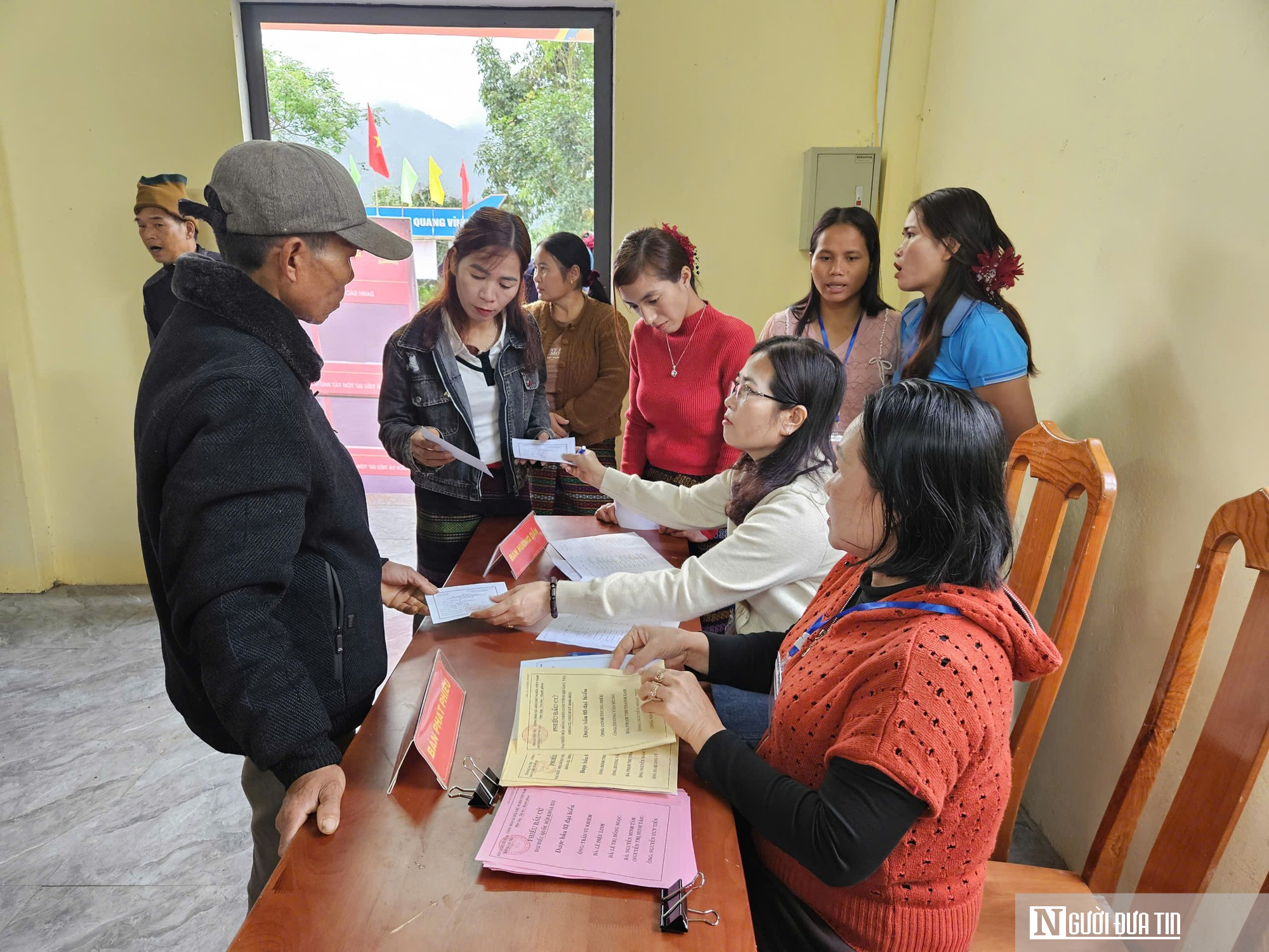 Người d&acirc;n x&atilde; miền n&uacute;i Quảng Trị băng rừng vượt th&aacute;c đi bầu cử sớm- Ảnh 6.