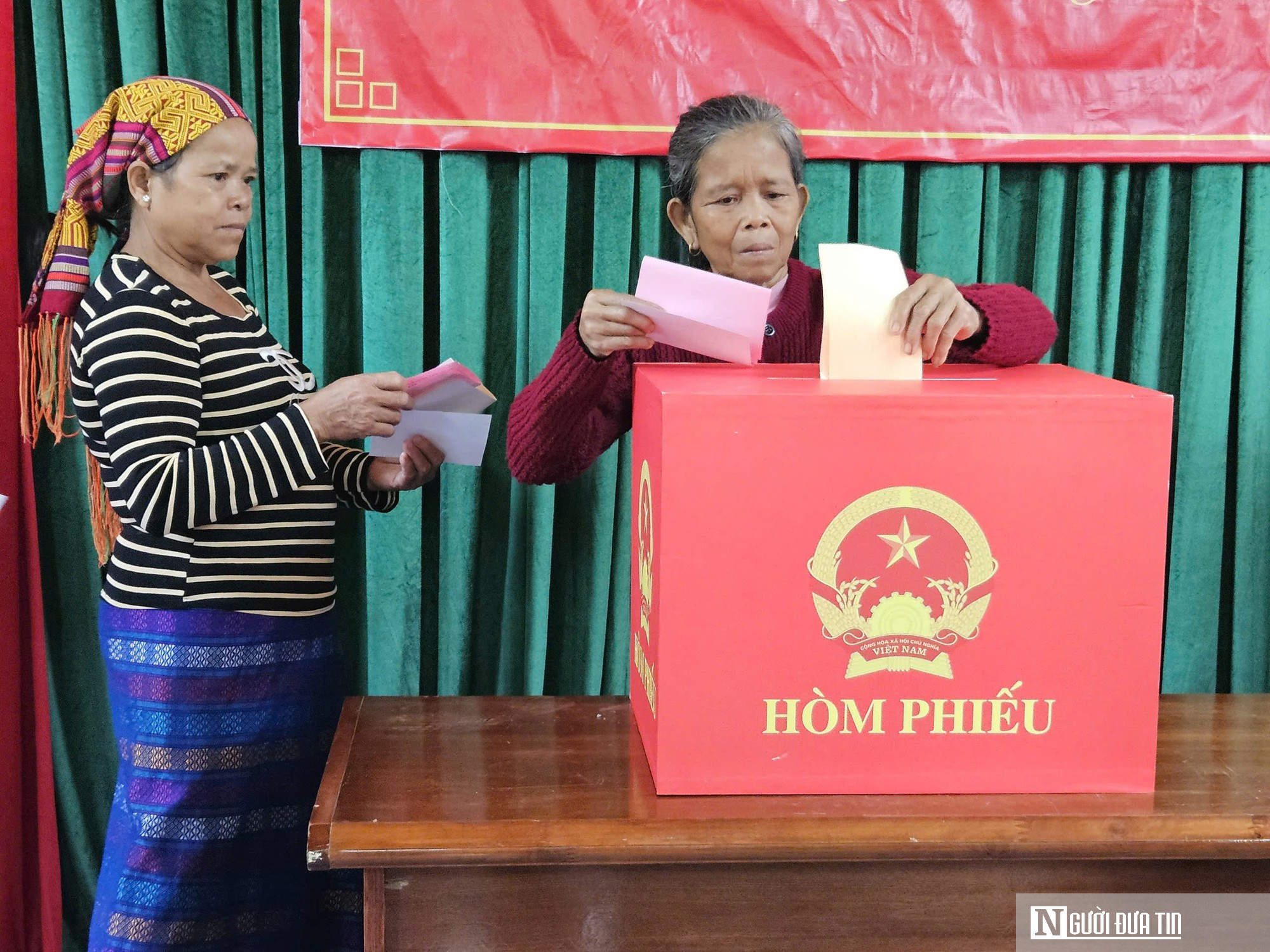 Người d&acirc;n x&atilde; miền n&uacute;i Quảng Trị băng rừng vượt th&aacute;c đi bầu cử sớm- Ảnh 8.