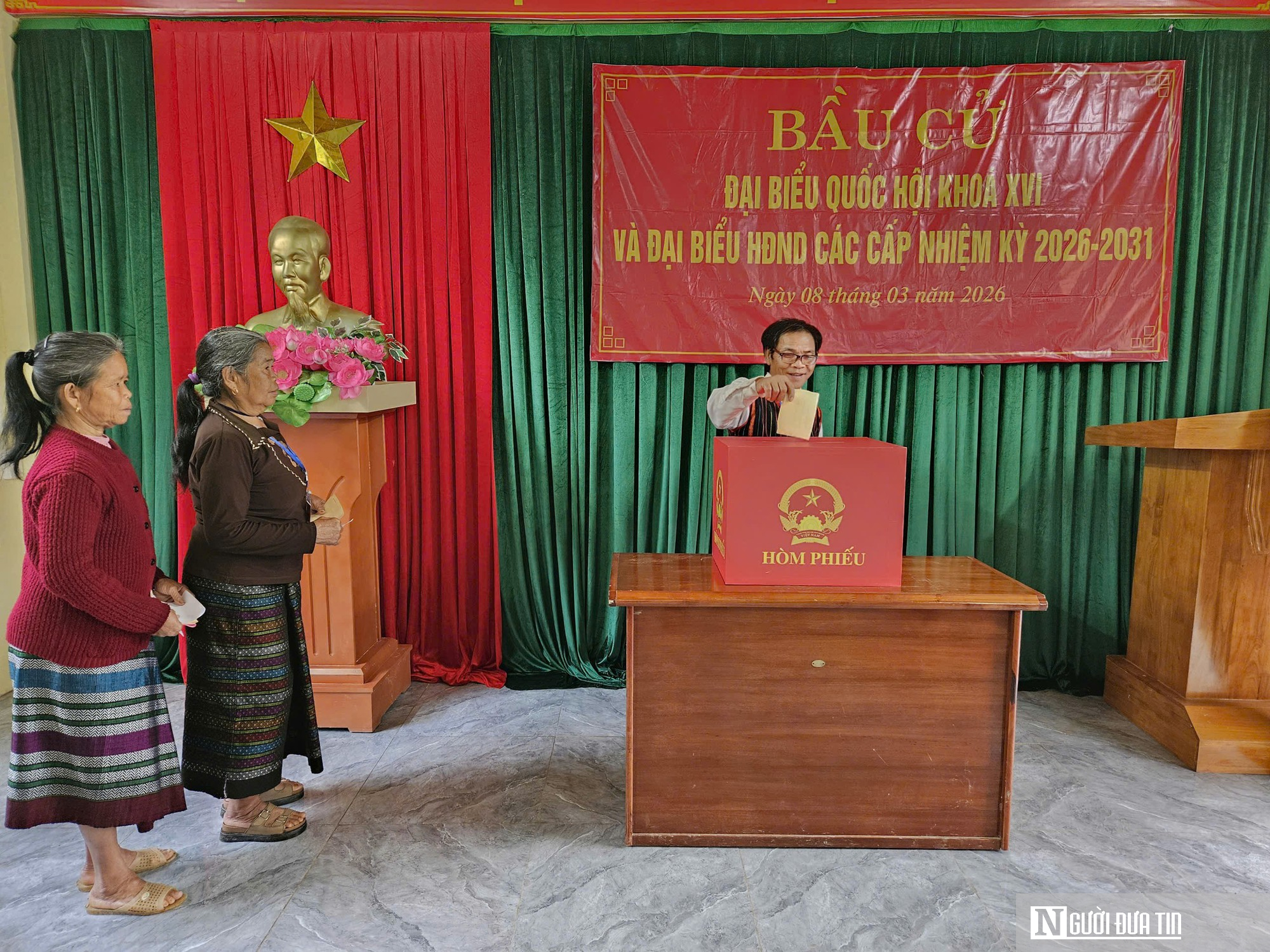 Người d&acirc;n x&atilde; miền n&uacute;i Quảng Trị băng rừng vượt th&aacute;c đi bầu cử sớm- Ảnh 9.