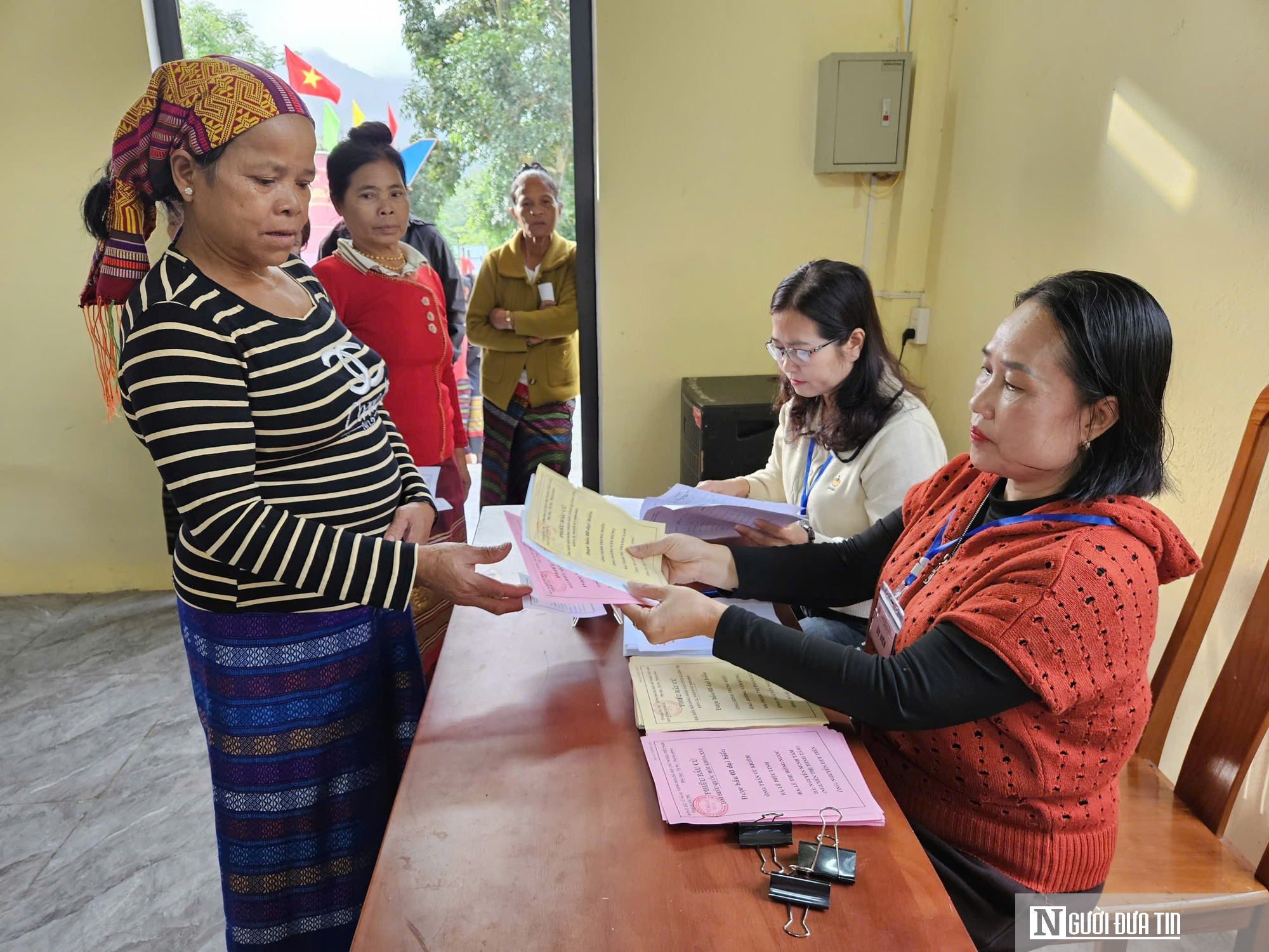 Người d&acirc;n x&atilde; miền n&uacute;i Quảng Trị băng rừng vượt th&aacute;c đi bầu cử sớm- Ảnh 5.