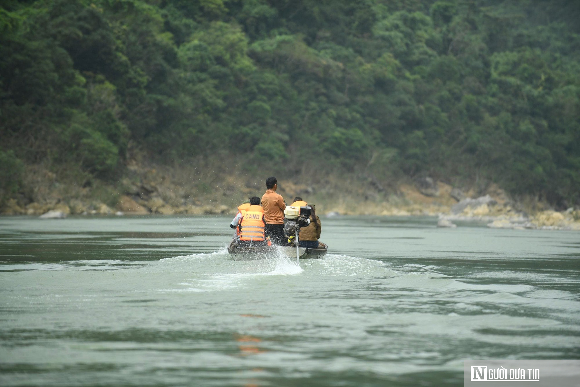 Người d&acirc;n x&atilde; miền n&uacute;i Quảng Trị băng rừng vượt th&aacute;c đi bầu cử sớm- Ảnh 1.