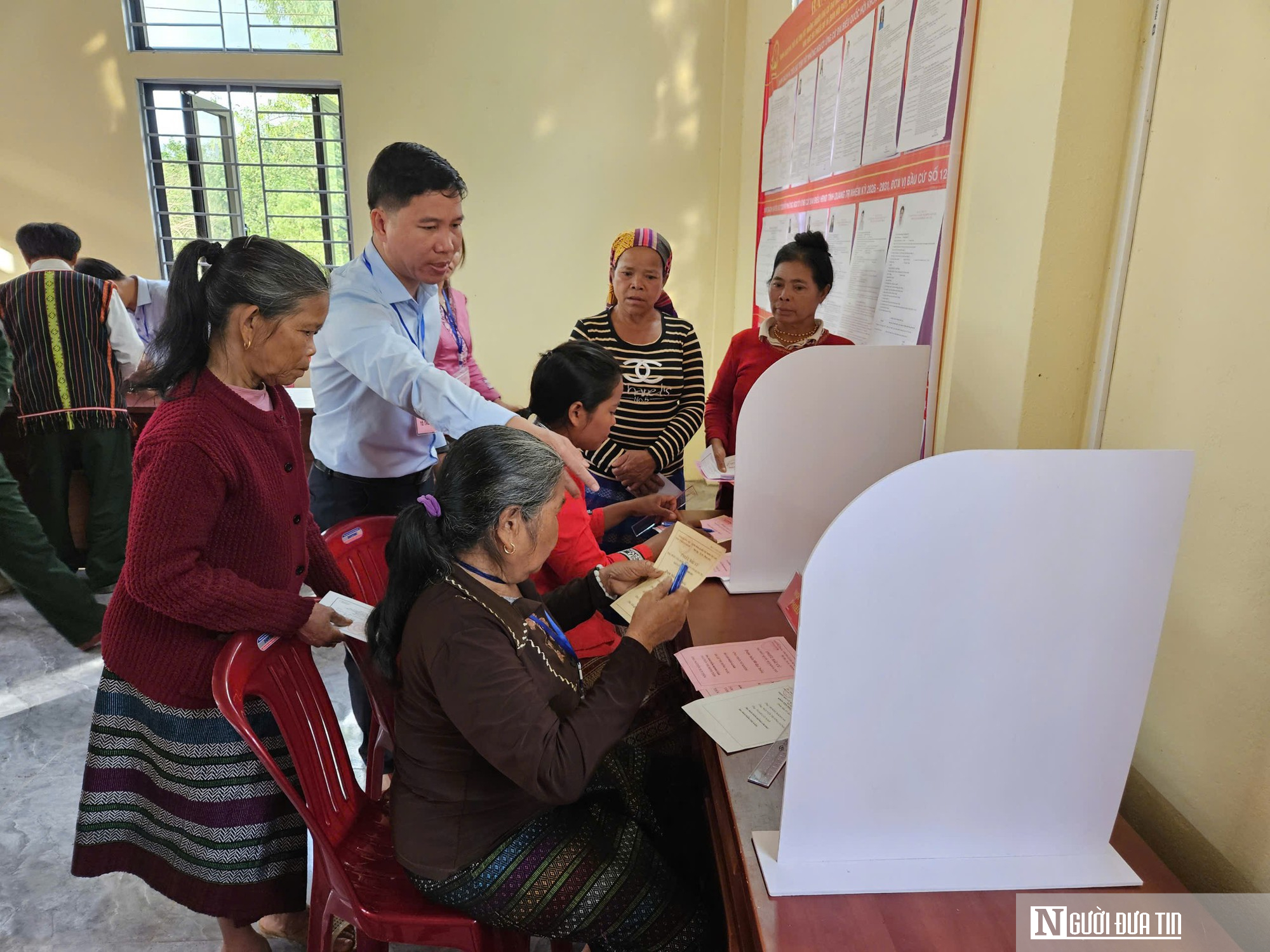 Người d&acirc;n x&atilde; miền n&uacute;i Quảng Trị băng rừng vượt th&aacute;c đi bầu cử sớm- Ảnh 7.