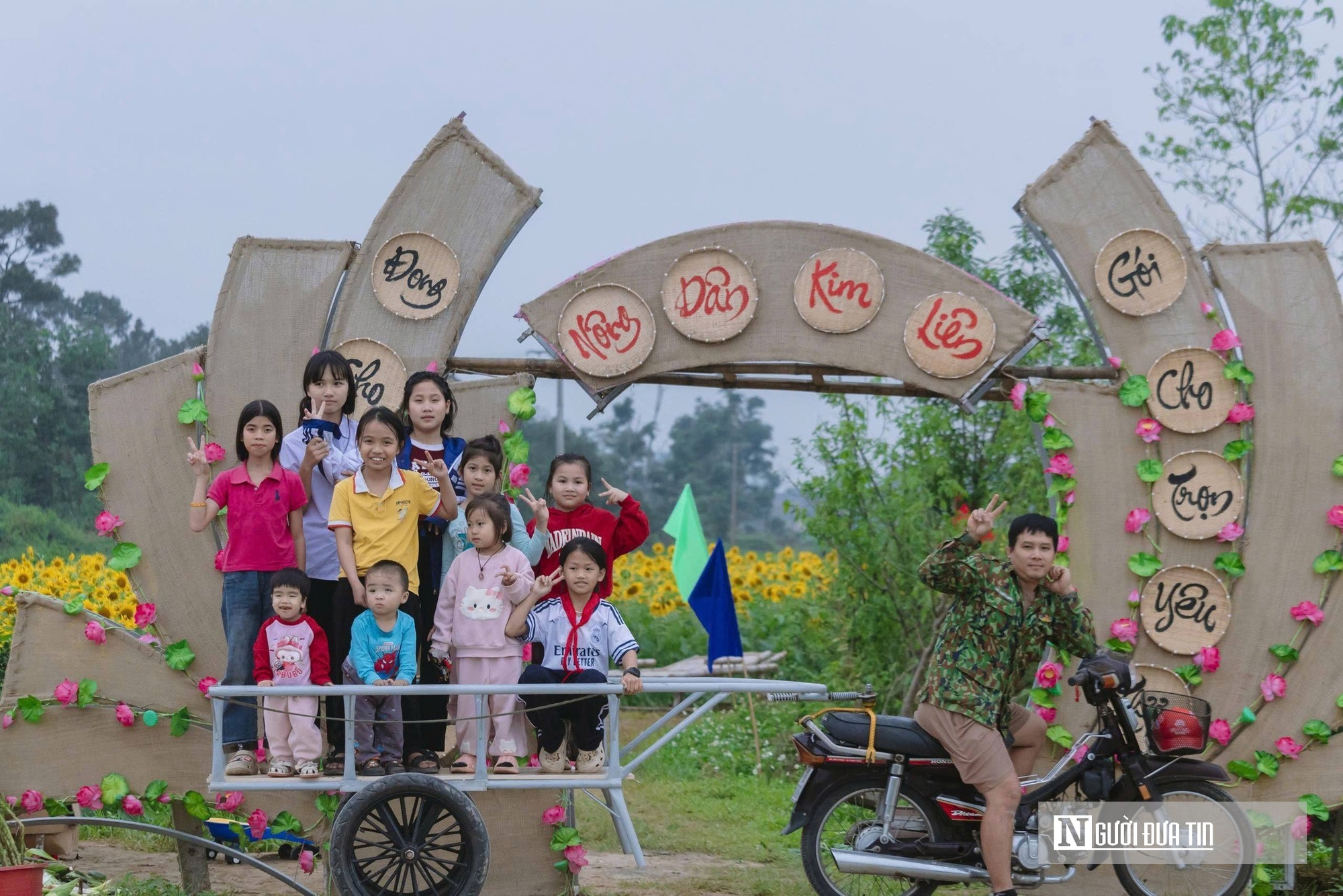 Mê mẩn vườn hoa hướng dương trên quê hương Bác Hồ 'hút' giới trẻ check-in- Ảnh 14.