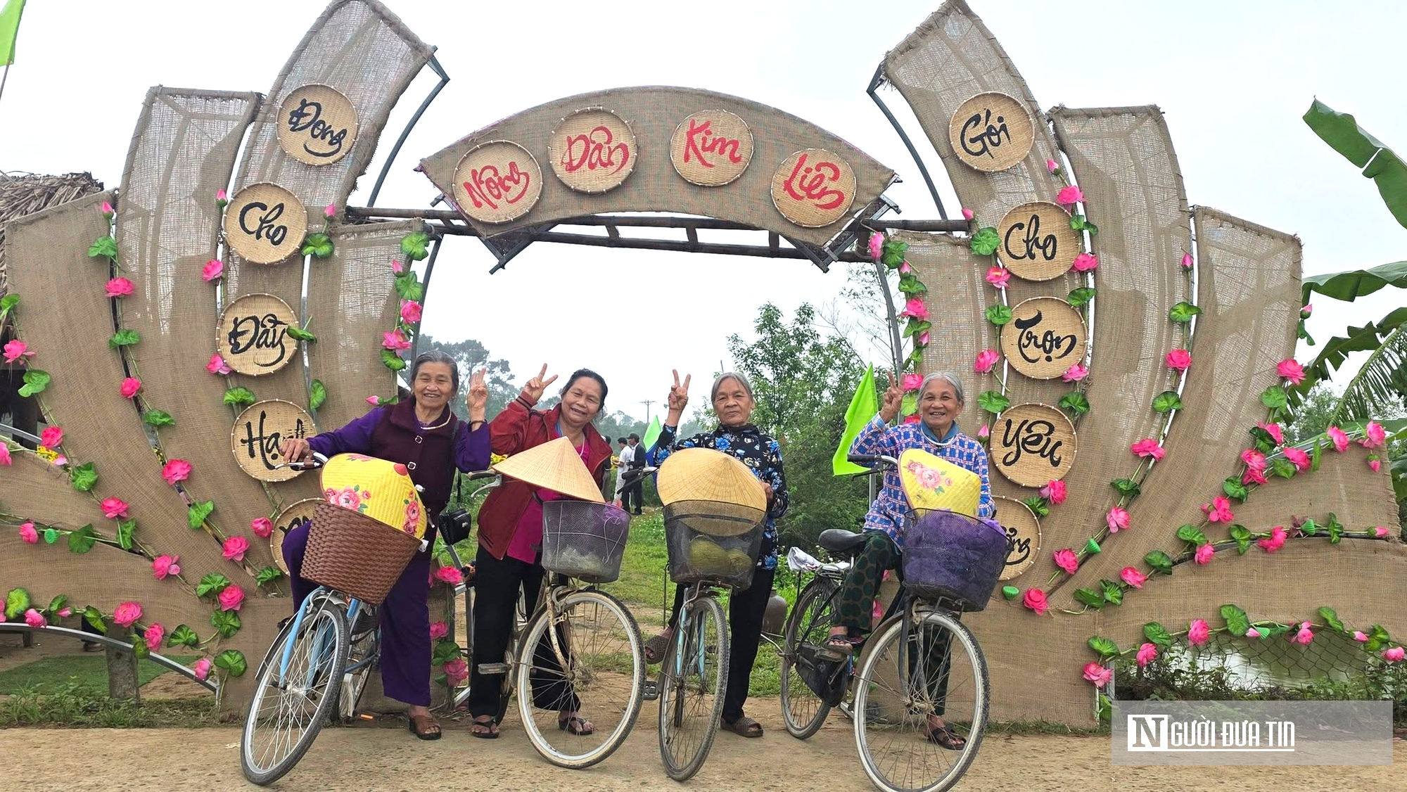 Mê mẩn vườn hoa hướng dương trên quê hương Bác Hồ 'hút' giới trẻ check-in- Ảnh 13.