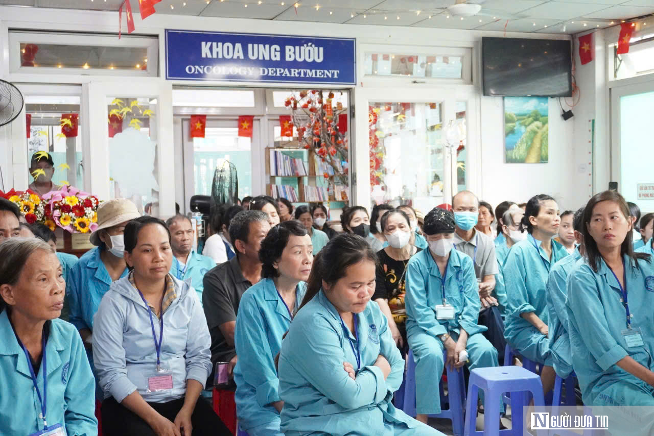 Rộn tiếng đàn mừng Ngày Quốc tế phụ nữ với những "bông hồng thép" ở khoa Ung bướu- Ảnh 3.