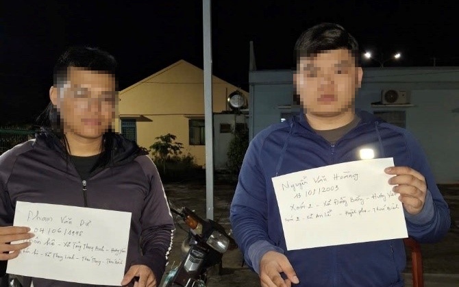 Công An Hưng Yên Bắt Quả Tang 2 Đối Tượng Rải Tờ Rơi Cho Vay Trả Góp Trái Phép