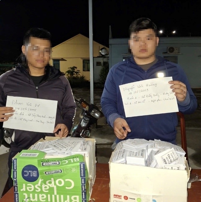 2 đối tượng có hành vi rải khoảng 1.500 tờ rơi cho vay tiền trả góp bị bắt quả tang - Ảnh 1.