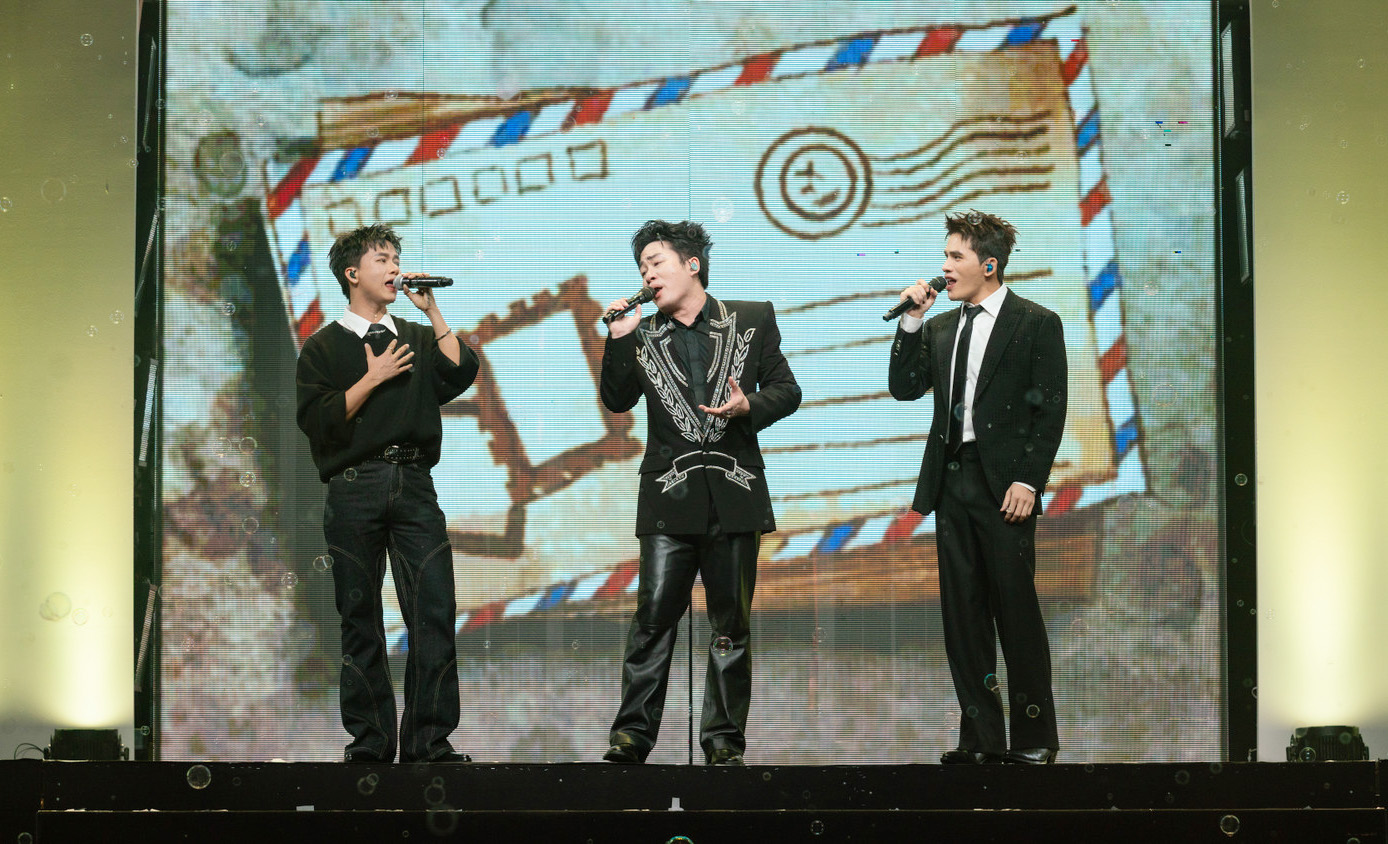 Ca sĩ Tùng Dương khiến khán giả bất ngờ khi vừa đu dây vừa hát nhạc remix- Ảnh 7. Ca sĩ Tùng Dương khiến khán giả bất ngờ khi vừa đu dây vừa hát nhạc remix- Ảnh 7.