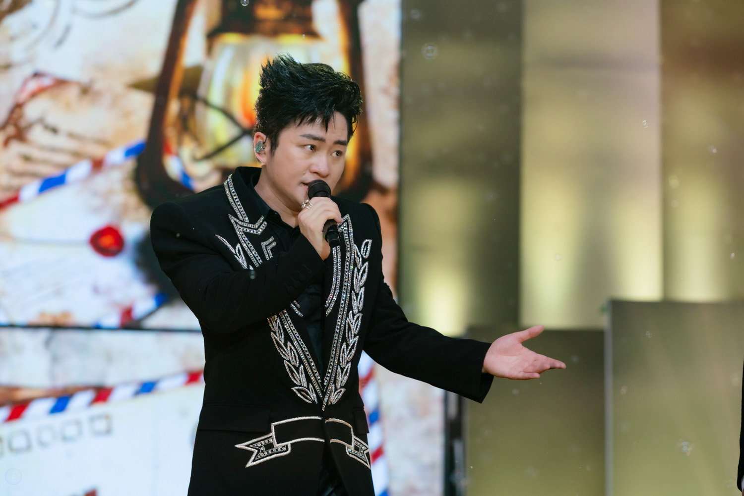 Ca sĩ Tùng Dương khiến khán giả bất ngờ khi vừa đu dây vừa hát nhạc remix- Ảnh 9. Ca sĩ Tùng Dương khiến khán giả bất ngờ khi vừa đu dây vừa hát nhạc remix- Ảnh 9.