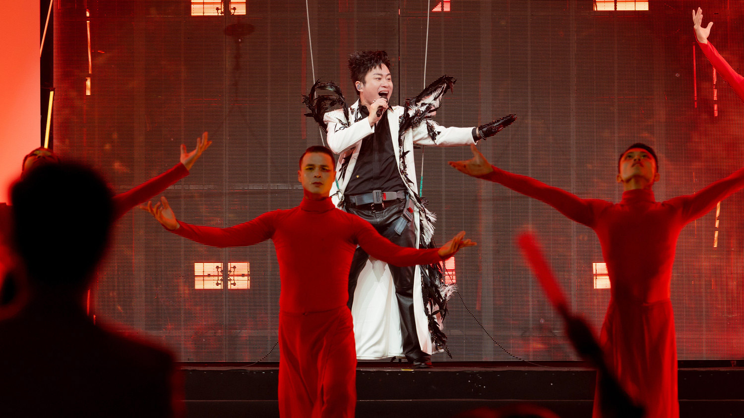 Ca sĩ Tùng Dương khiến khán giả bất ngờ khi vừa đu dây vừa hát nhạc remix- Ảnh 1. Ca sĩ Tùng Dương khiến khán giả bất ngờ khi vừa đu dây vừa hát nhạc remix- Ảnh 1.