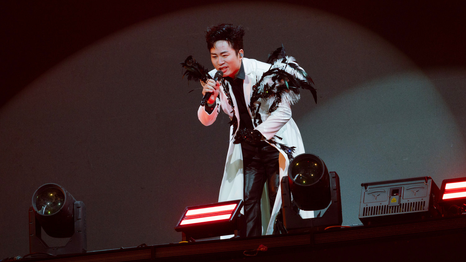 Ca sĩ Tùng Dương khiến khán giả bất ngờ khi vừa đu dây vừa hát nhạc remix- Ảnh 2. Ca sĩ Tùng Dương khiến khán giả bất ngờ khi vừa đu dây vừa hát nhạc remix- Ảnh 2.