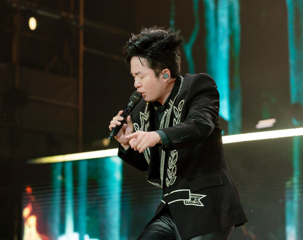 Ca sĩ Tùng Dương khiến khán giả bất ngờ khi vừa đu dây vừa hát nhạc remix- Ảnh 5. Ca sĩ Tùng Dương khiến khán giả bất ngờ khi vừa đu dây vừa hát nhạc remix- Ảnh 5.