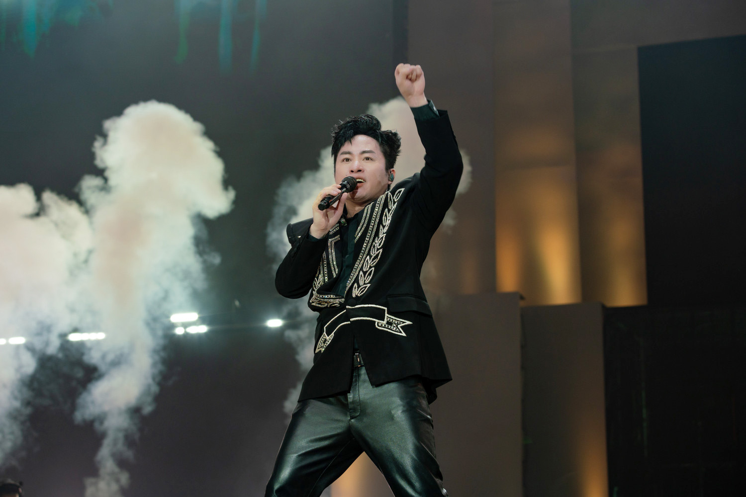 Ca sĩ Tùng Dương khiến khán giả bất ngờ khi vừa đu dây vừa hát nhạc remix- Ảnh 8. Ca sĩ Tùng Dương khiến khán giả bất ngờ khi vừa đu dây vừa hát nhạc remix- Ảnh 8.