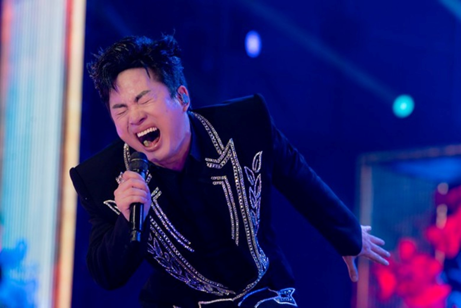 Ca sĩ Tùng Dương khiến khán giả bất ngờ khi vừa đu dây vừa hát nhạc remix- Ảnh 4. Ca sĩ Tùng Dương khiến khán giả bất ngờ khi vừa đu dây vừa hát nhạc remix- Ảnh 4.