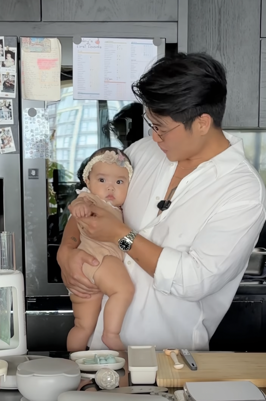 Biểu cảm ngộ nghĩnh của con g&aacute;i Ng&ocirc; Thanh V&acirc;n "g&acirc;y sốt" mạng x&atilde; hội- Ảnh 2.