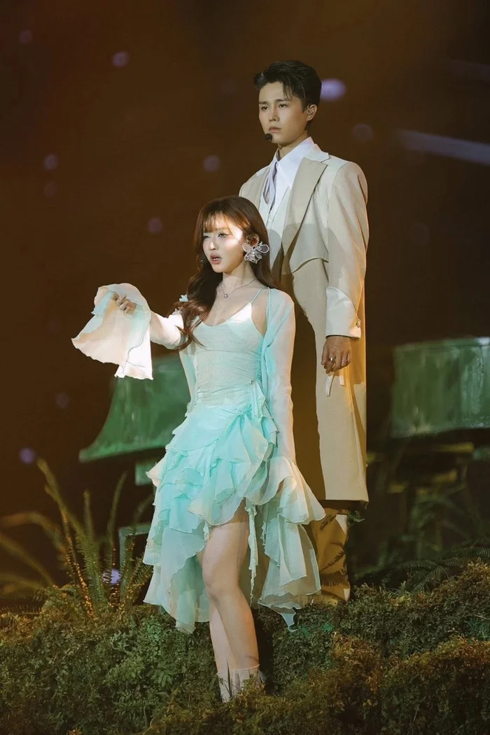 Ca sĩ Bích Phương được bạn trai kém tuổi tặng hoa hồng, công khai "về chung nhà" - Ảnh 3.