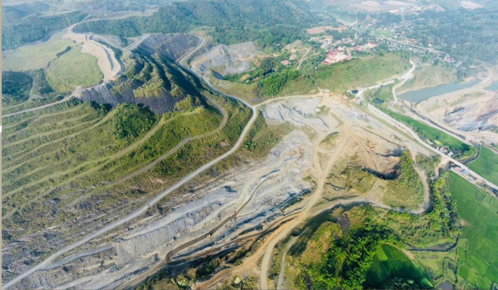 Lào Cai triển khai giải pháp quản lý tài nguyên và bảo vệ môi trường - Ảnh 1.