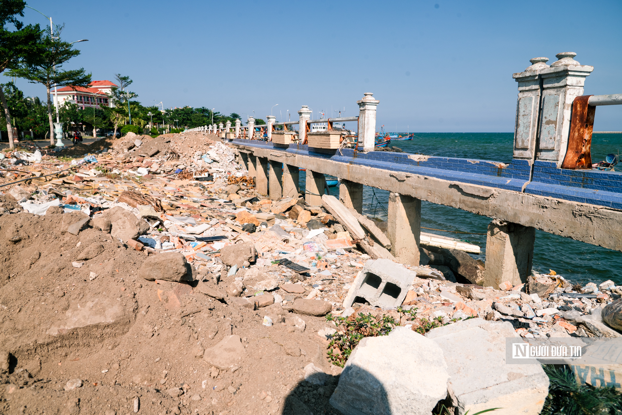 Đắk Lắk: Người d&acirc;n bất an v&igrave; bờ k&egrave; Bạch Đằng sạt lở, mong sớm khởi c&ocirc;ng sửa chữa- Ảnh 1.