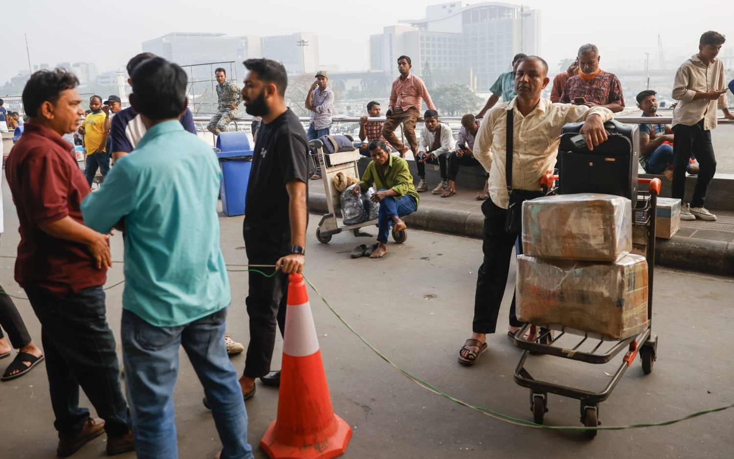 &Ocirc;ng Donald Trump gọi NATO l&agrave; "hổ giấy", n&oacute;i việc r&uacute;t lui "kh&ocirc;ng c&ograve;n l&agrave; c&acirc;n nhắc" - Ảnh 1.