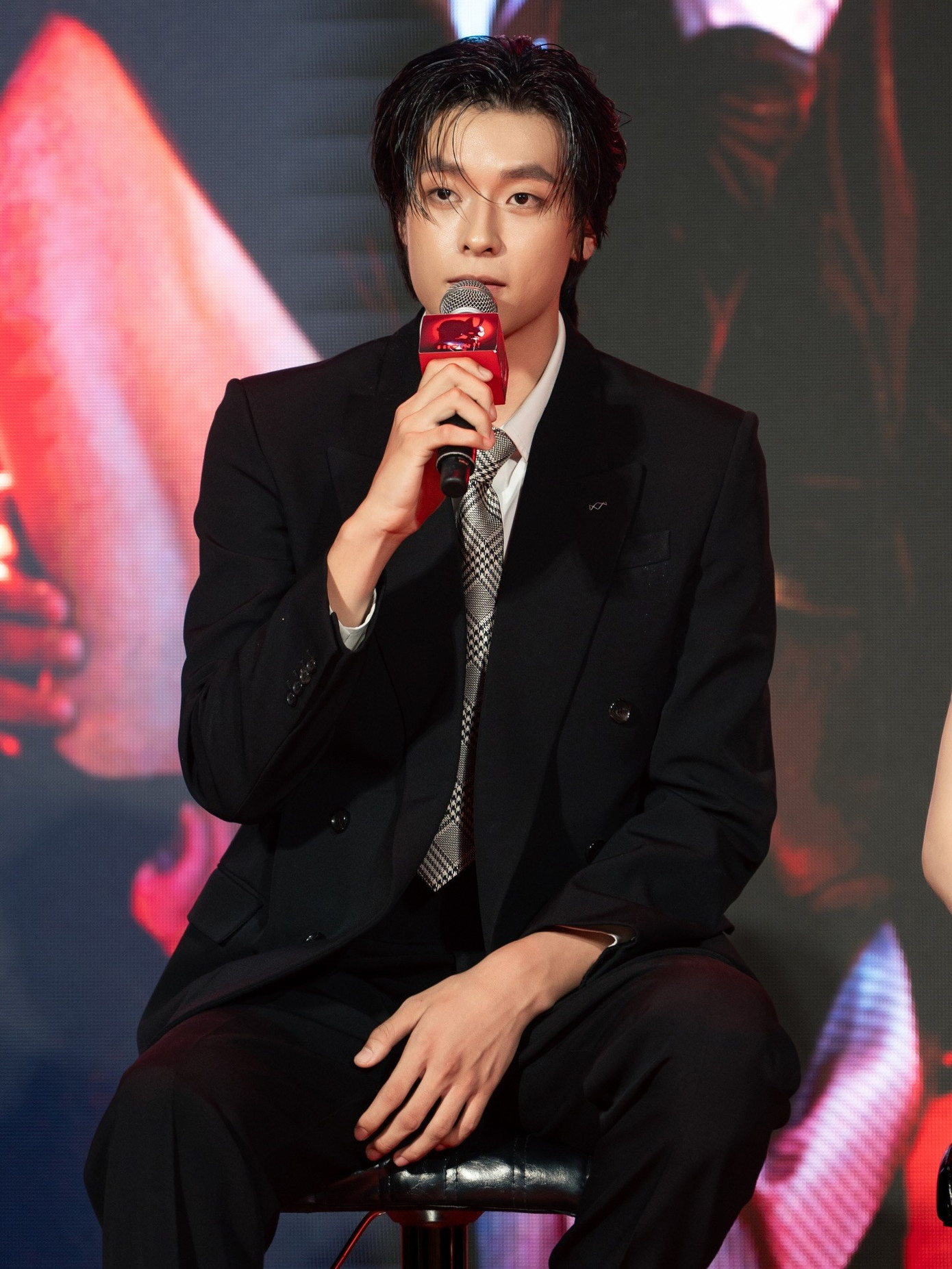 Chàng trai 1,92m vụt sáng sau phim 450 tỷ: Từ người mẫu tay ngang thành gương mặt đắt show- Ảnh 4.