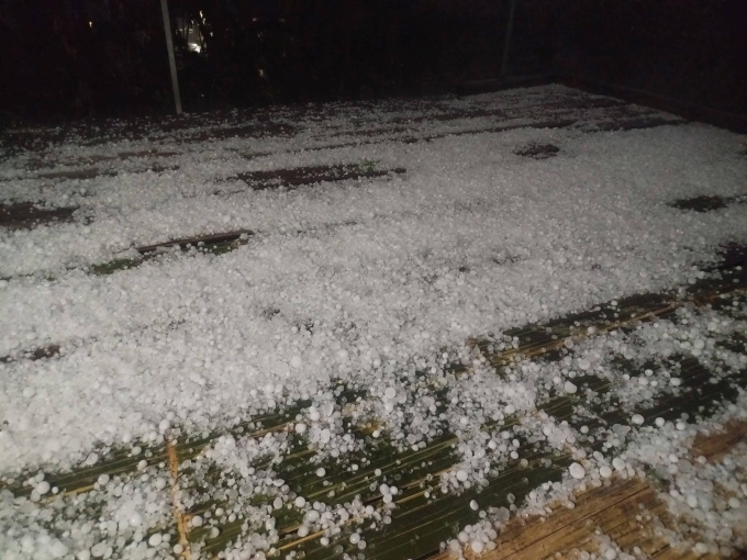 Mưa đ&aacute;, gi&ocirc;ng lốc lại xuất hiện ở H&agrave; Nội, Ph&uacute; Thọ, Cao Bằng khiến nhiều nh&agrave; d&acirc;n bị tốc m&aacute;i - Ảnh 1.