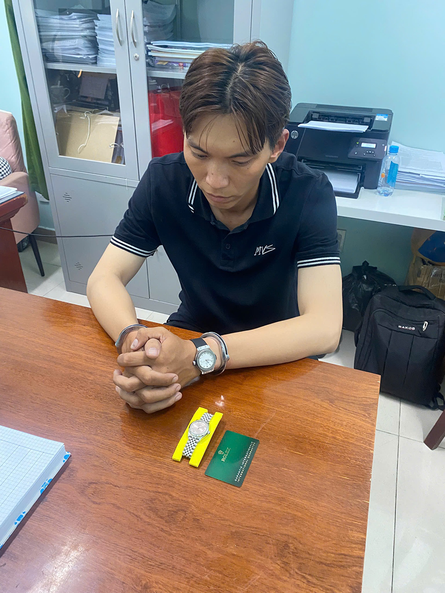 V&agrave;o nh&agrave; bạn g&aacute;i, &ldquo;tiện tay&rdquo; cuỗm Rolex 274 triệu đồng, nam thanh ni&ecirc;n bị bắt tạm giam- Ảnh 1.