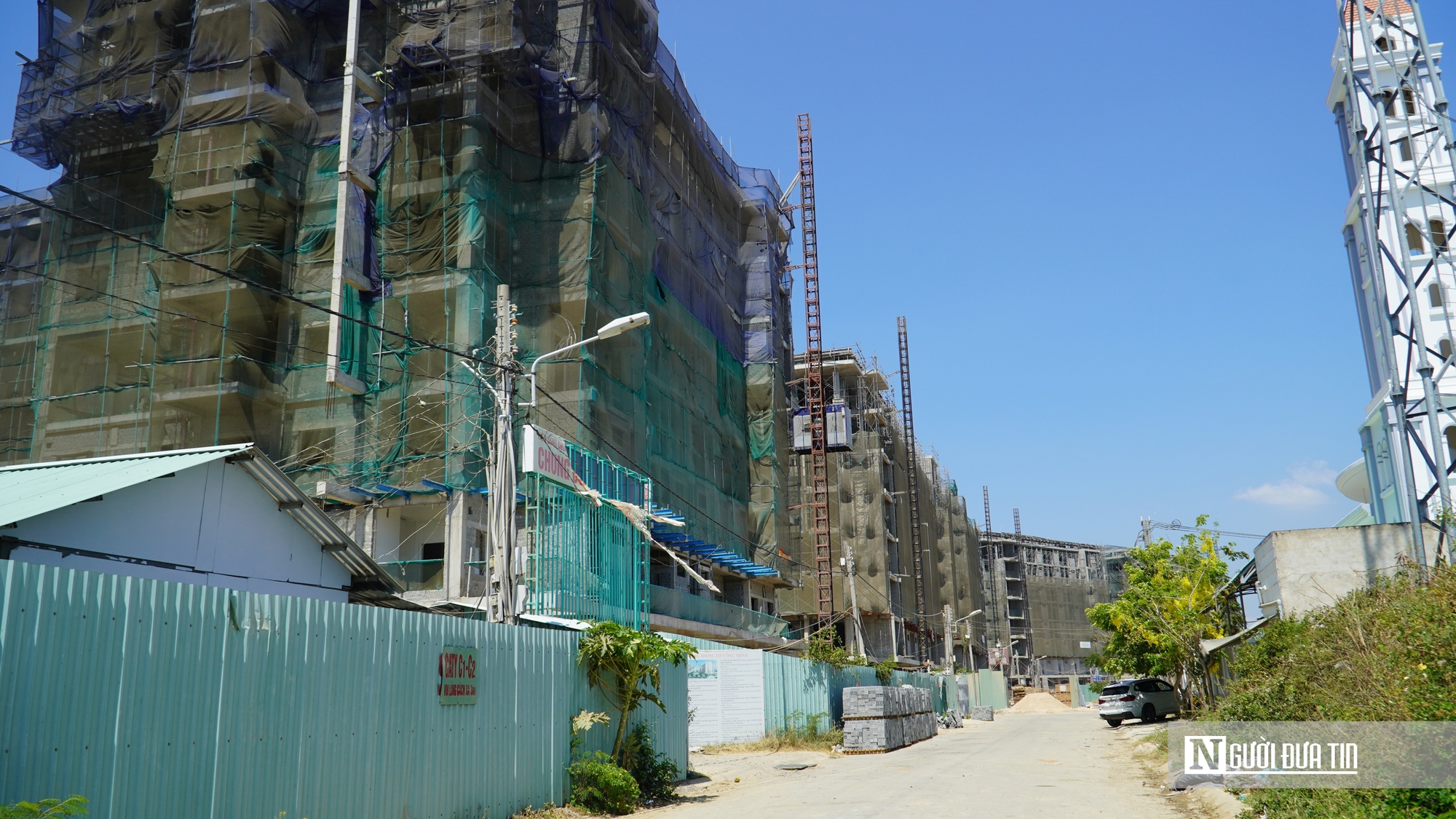 Cận cảnh đại c&ocirc;ng trường t&aacute;i định cư ven s&ocirc;ng C&agrave; Ty, gấp r&uacute;t về đ&iacute;ch nhưng c&ograve;n nhiều &ldquo;n&uacute;t thắt&rdquo; - Ảnh 1.