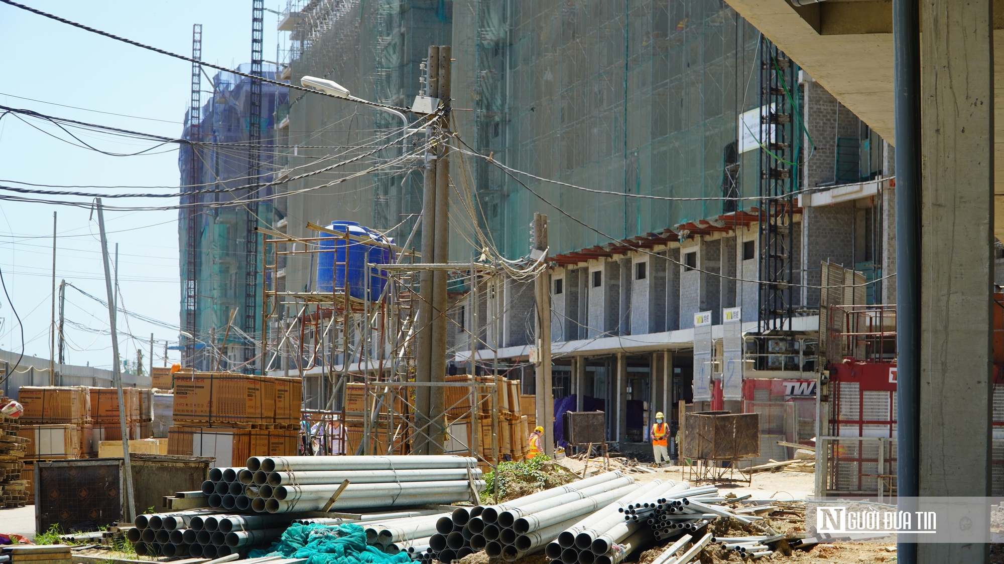 Cận cảnh đại c&ocirc;ng trường t&aacute;i định cư ven s&ocirc;ng C&agrave; Ty, gấp r&uacute;t về đ&iacute;ch nhưng c&ograve;n nhiều &ldquo;n&uacute;t thắt&rdquo; - Ảnh 2.