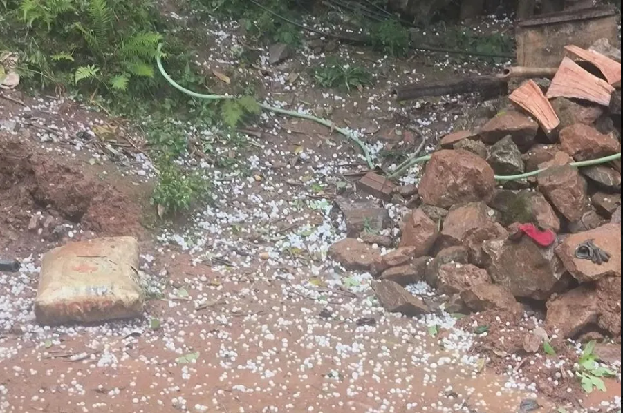 Mưa đá, giông lốc lại xuất hiện ở Hà Nội, Phú Thọ, Cao Bằng khiến nhiều nhà dân bị tốc mái - Ảnh 2.