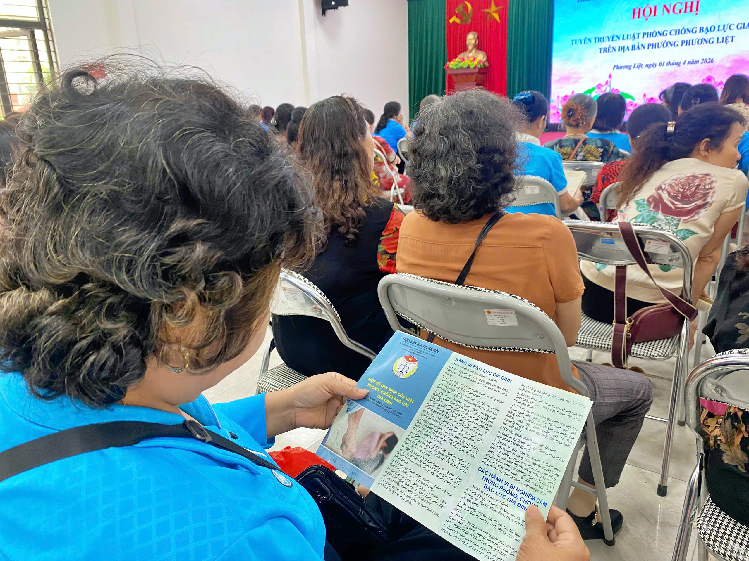 Hội Luật gia Tp.Hà Nội đẩy mạnh tuyên truyền phòng, chống bạo lực gia đình tới người dân - Ảnh 3.