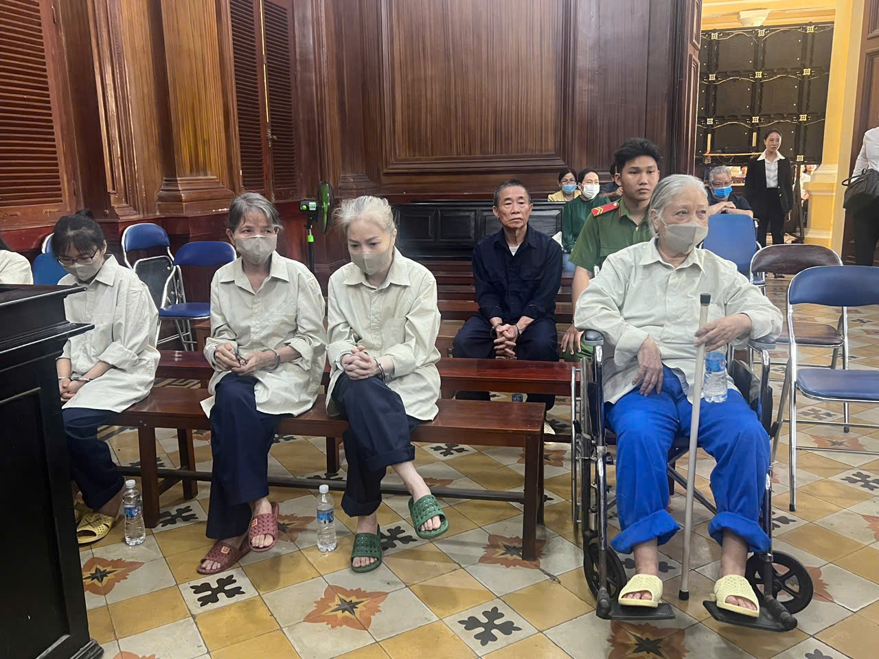 Vụ lừa đảo liên quan và bà Hứa Thị Phấn: Một bị cáo bị xét xử vắng mặt- Ảnh 1.